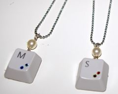 Collier touche ordi grise strass Collier touche ordi grise strass