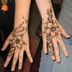 Les tatouages. Henne-mains