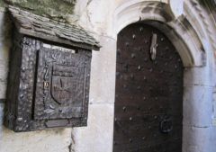 Ste Enimie ancienne porte et boîte aux lettres