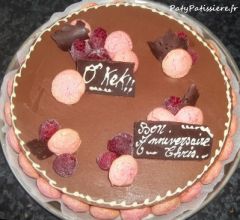 Gâteau framboise macarons chocolat