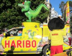 Tour de France, Pau, mascotte d'Haribo et voiture crocodiles